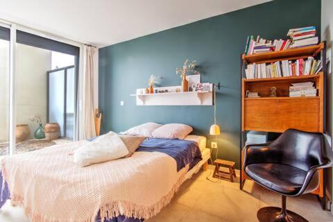 Postel nebo postele na pokoji v ubytování Suite parentale avec sdb dans appartement avec rooftop