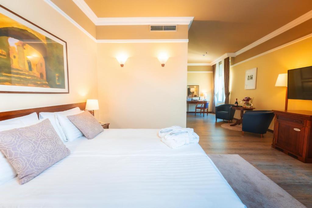 Кровать или кровати в номере BRISTOL Hotel Opatija