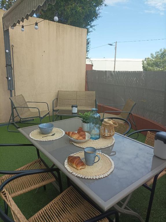 une table avec deux assiettes de nourriture dans l'établissement Appartement avec piscine, à Sète