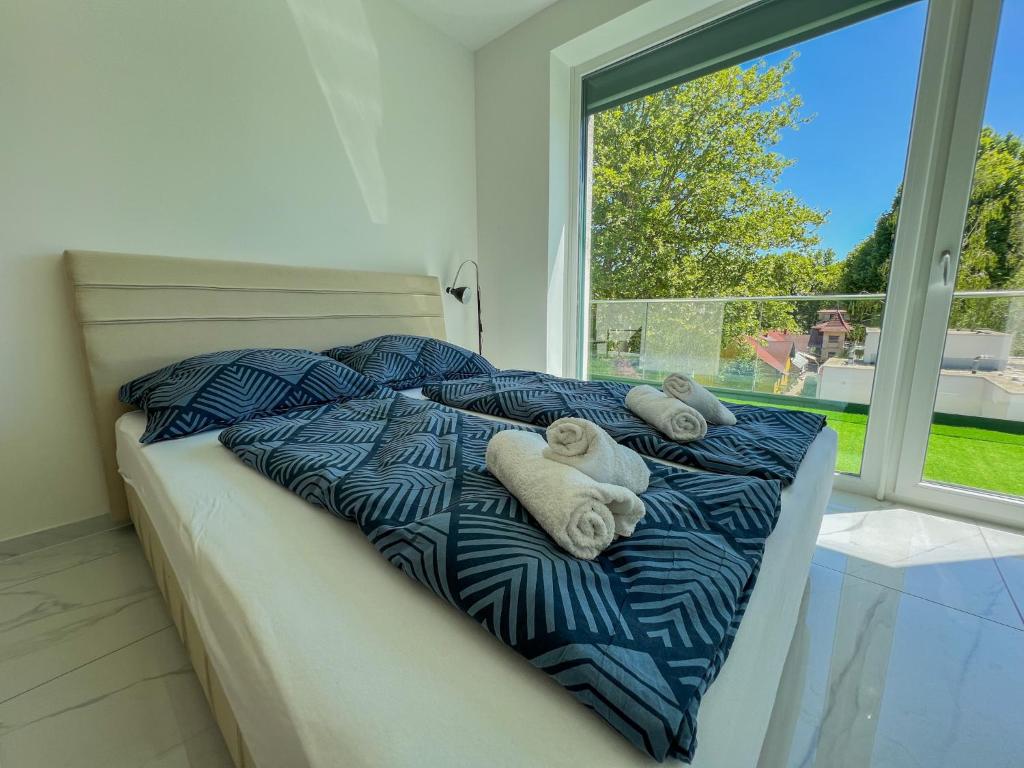 Кровать или кровати в номере Villa Bauhaus Penthouse Wellness Apartman 1