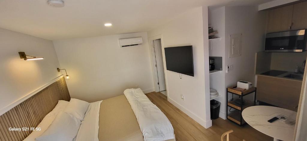 TV a/nebo společenská místnost v ubytování Green Island Inn