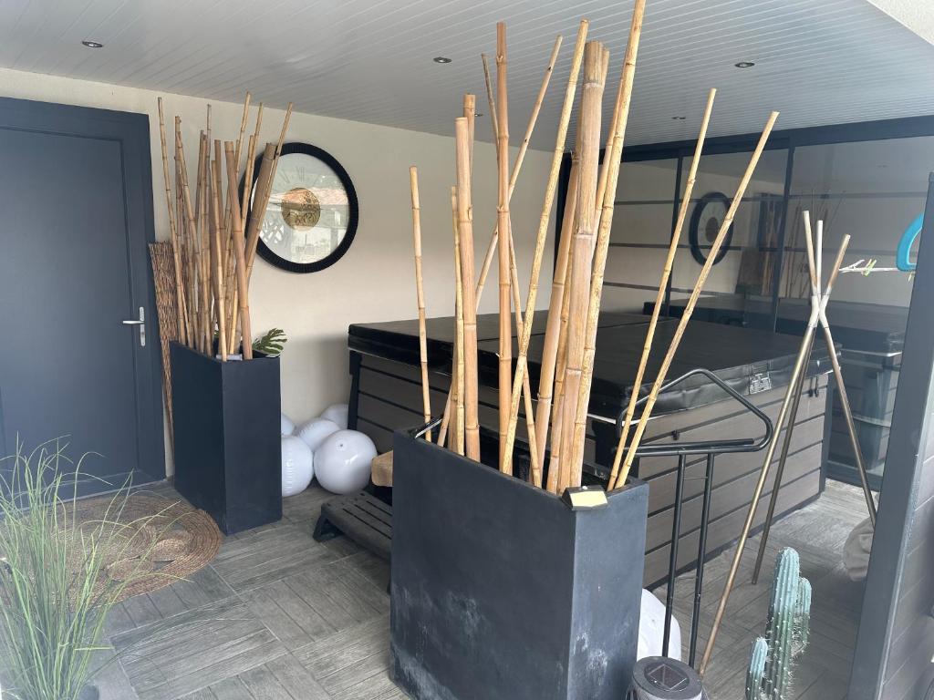 Postel nebo postele na pokoji v ubytování Studio cosy « Le Cocon » avec piscine et spa