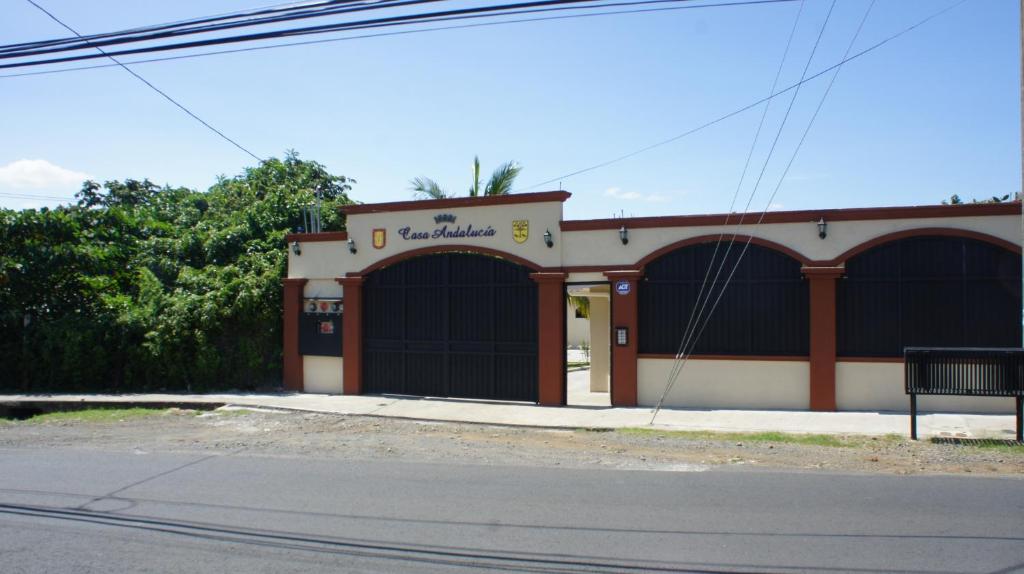 un edificio con dos puertas de garaje en una calle en Casa Andalucia Apartments, en Santo Domingo