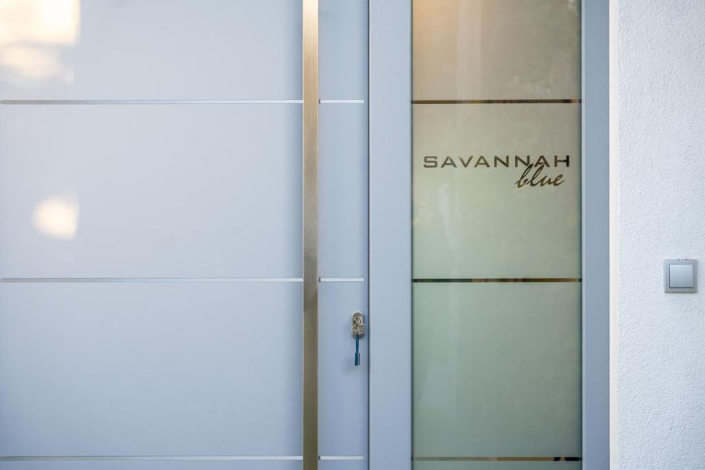 uma porta com as palavras "linha savana" escritas nela em Ferienhaus Savannah-Blue em Börgerende-Rethwisch