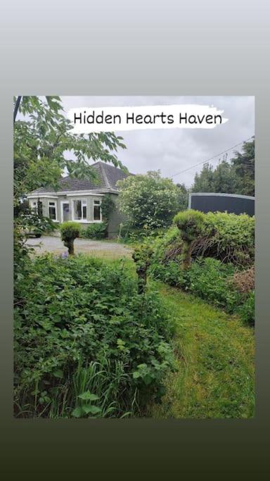 Zahrada ubytování Hidden Hearts Apartment & Hottub