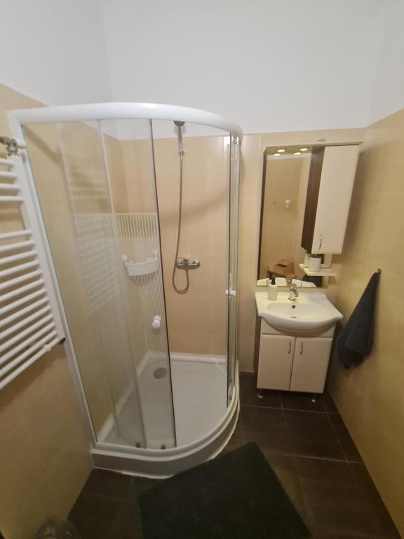 A bathroom at Júlia apartman
