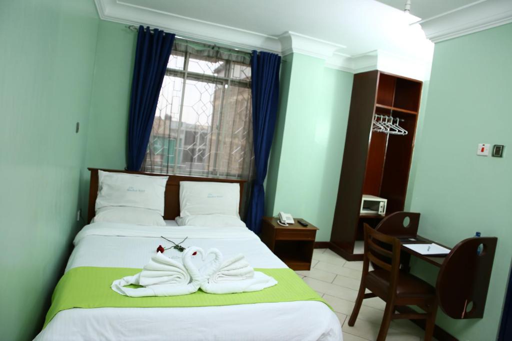 Postel nebo postele na pokoji v ubytování Sandton City Hotel