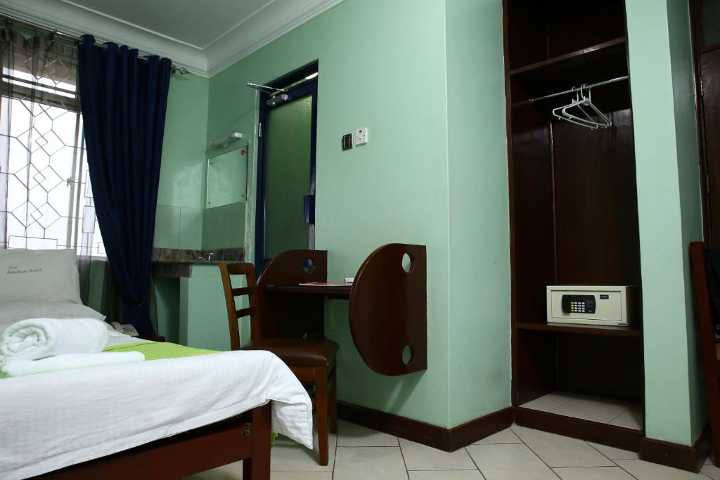 Postel nebo postele na pokoji v ubytování Sandton City Hotel