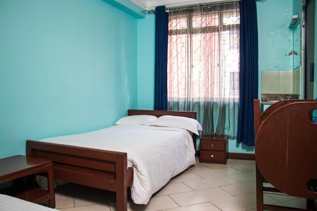 Postel nebo postele na pokoji v ubytování Sandton City Hotel