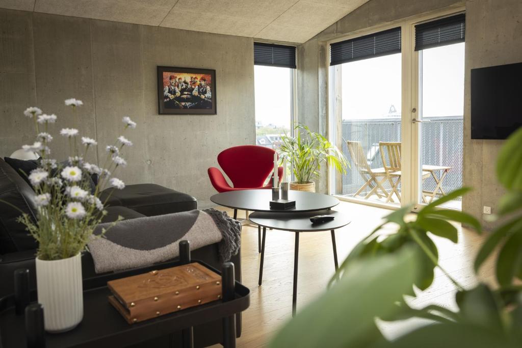 - un salon avec un canapé et une table dans l'établissement New TOP FLOOR Apartment in the centre of Tórshavn, à Tórshavn