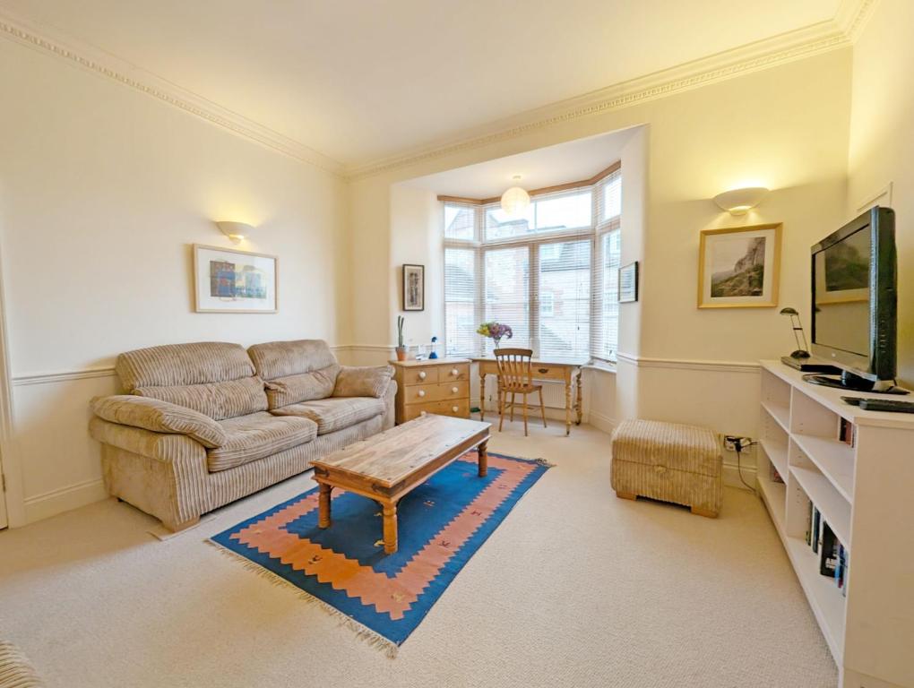 sala de estar con sofá y mesa en 4 The Clockhouse , Midhurst, en Midhurst