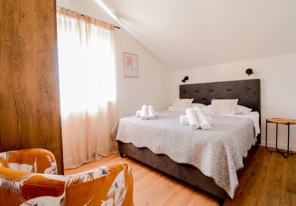 een slaapkamer met 2 bedden met witte lakens en een raam bij Kuća za odmor LAVANDA in Sali
