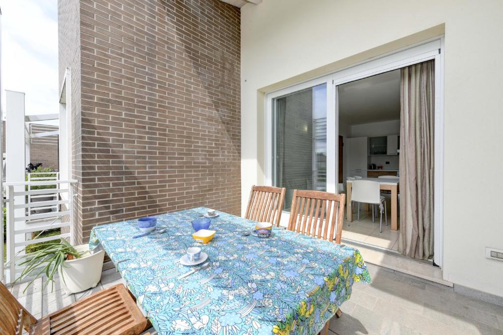 Balcone o terrazza di Near Lake APT con Piscina