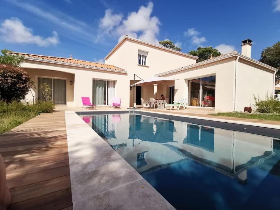 une villa avec piscine devant une maison dans l'établissement St Palais, maison avec piscine à 200m de la plage, à Saint-Palais-sur-Mer