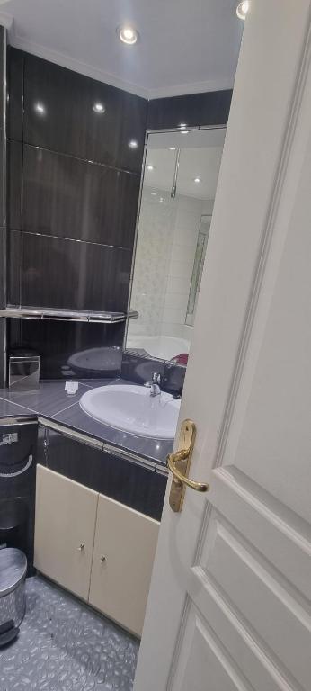 Um banheiro em Cannes Meynadier: Superbe appartement trois pi&egrave;ces