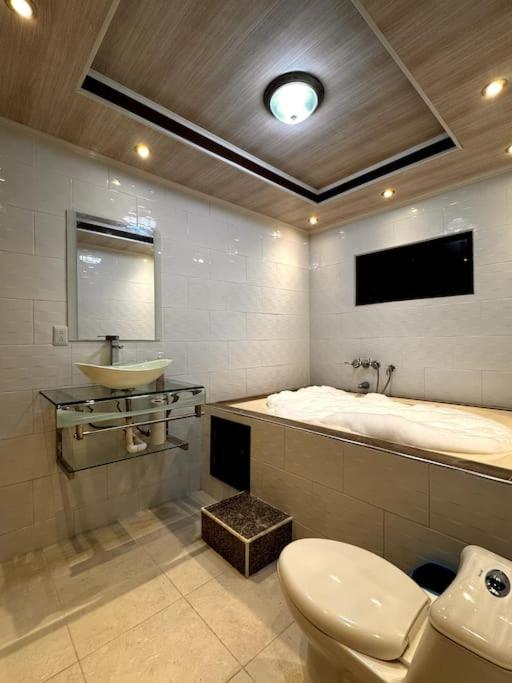 ein Badezimmer mit Badewanne, Toilette und Waschbecken in der Unterkunft Jacuzzi privado y cama king parqueo exclusivo in Santa Rosa de Copán