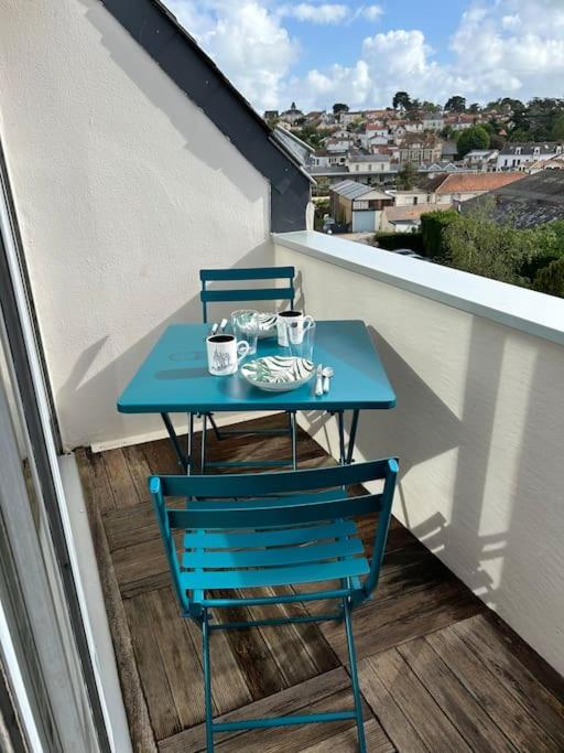 une table bleue et une chaise sur un balcon dans l'établissement Joli studio sur le port, à Pornic