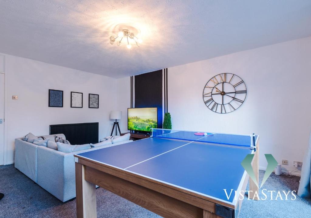 NEW Modern 4 Bed Property with Pool Table in Manchester by Vista Stays
