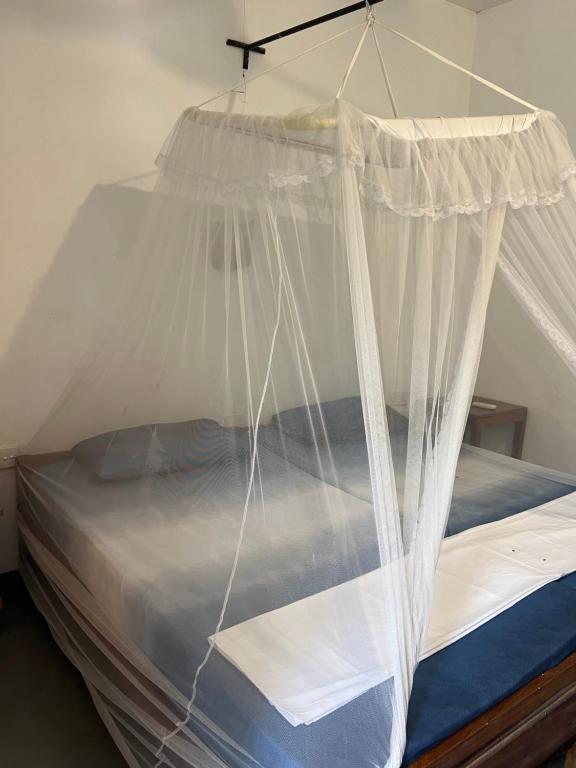 Postel nebo postele na pokoji v ubytování Moxy Bay Arugambay