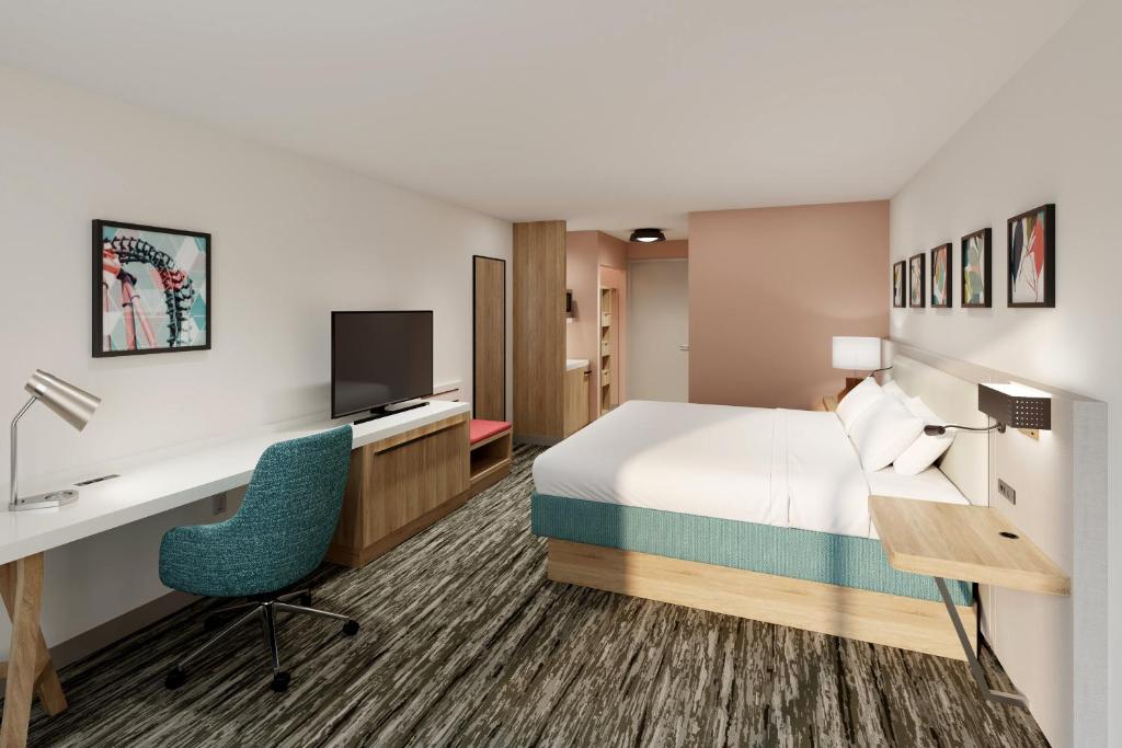 una camera d'albergo con letto, scrivania e computer di Hilton Garden Inn Orlando International Drive North a Orlando