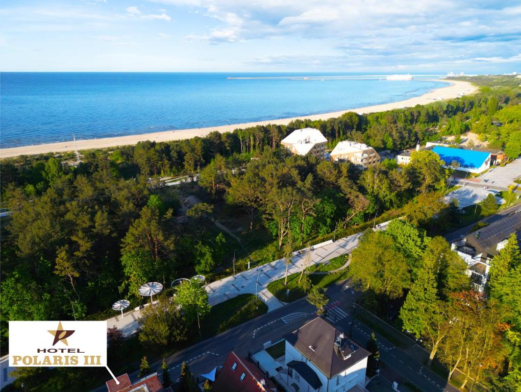 eine Luftansicht auf einen Strand und das Meer in der Unterkunft Hotel Polaris III in Świnoujście