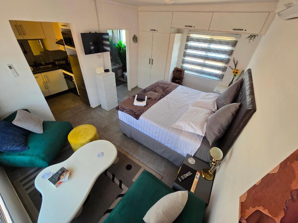 Palatswe的住宿－Casa-Pel Guest Wing，卧室配有一张床和一张沙发,享有风景。