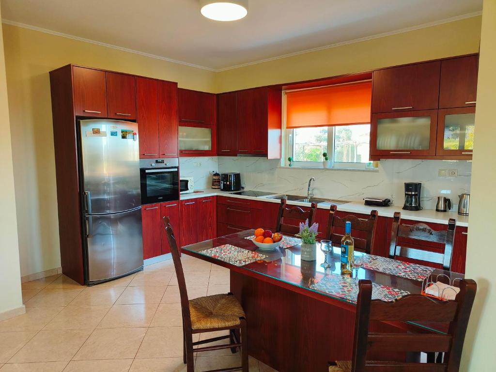 A kitchen or kitchenette at Pazinos/Neveli Cottage