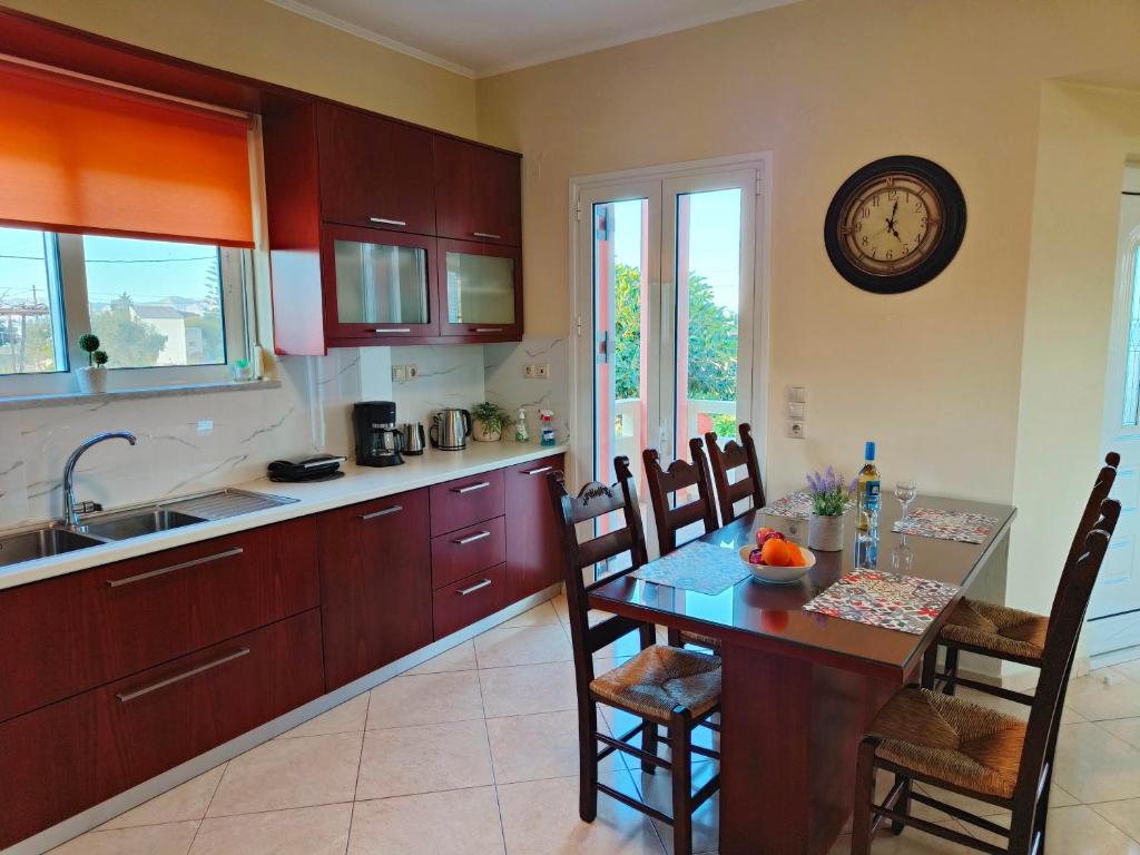 A kitchen or kitchenette at Pazinos/Neveli Cottage