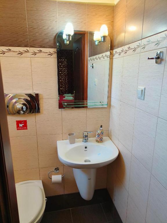 A bathroom at Pazinos/Neveli Cottage
