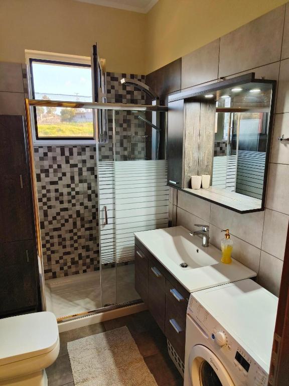 A bathroom at Pazinos/Neveli Cottage