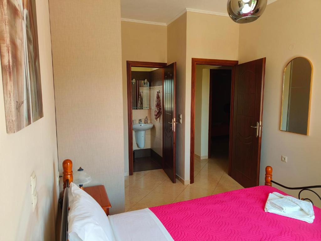 A bed or beds in a room at Pazinos/Neveli Cottage