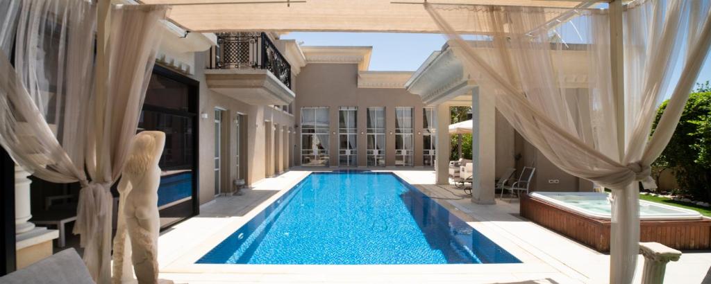 een zwembad in de achtertuin van een huis bij Villa Inna in Caesarea