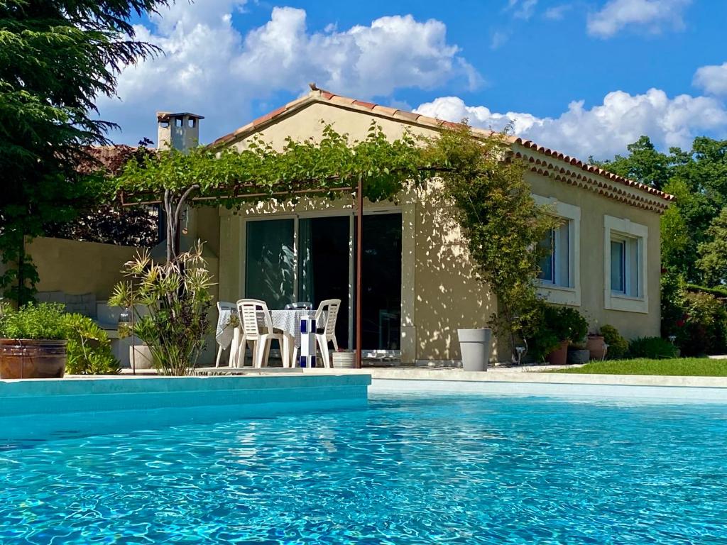 une maison avec une piscine devant une maison dans l'établissement La petite maison avec piscine face au Luberon, à Robion