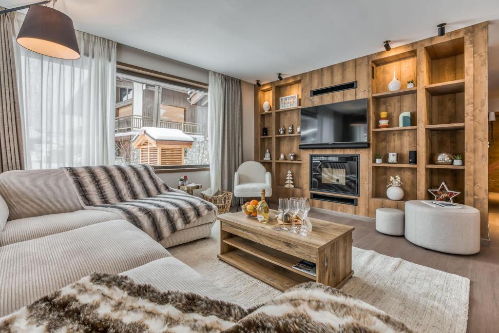 un salon avec un canapé et une table dans l'établissement Kristal, à Megève