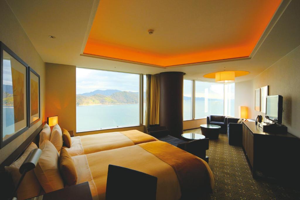 TV a/nebo společenská místnost v ubytování Grand Prince Hotel Hiroshima