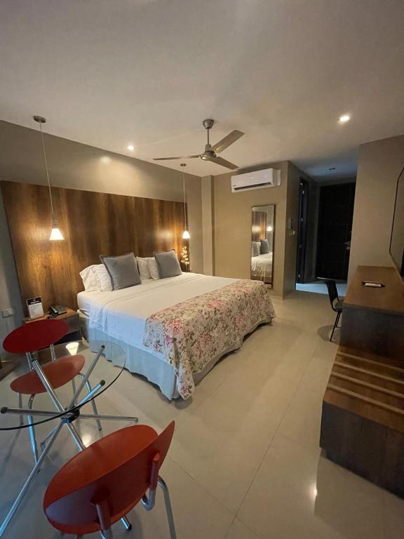 Postel nebo postele na pokoji v ubytování Hotel Santorini Loft