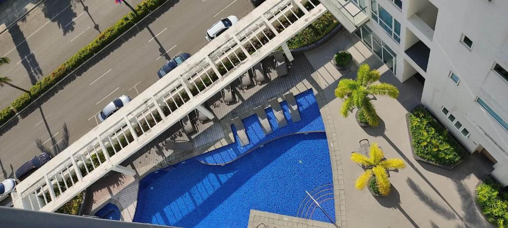 une vue aérienne d'un bâtiment avec une piscine dans l'établissement Iloilo Condominiums, à Iloilo