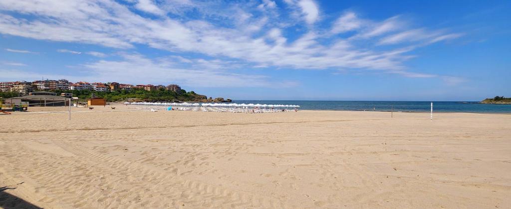 ツァレヴォにあるАпартамент Стела в к-с Реджина Мареの海と傘を一杯に集めたビーチ