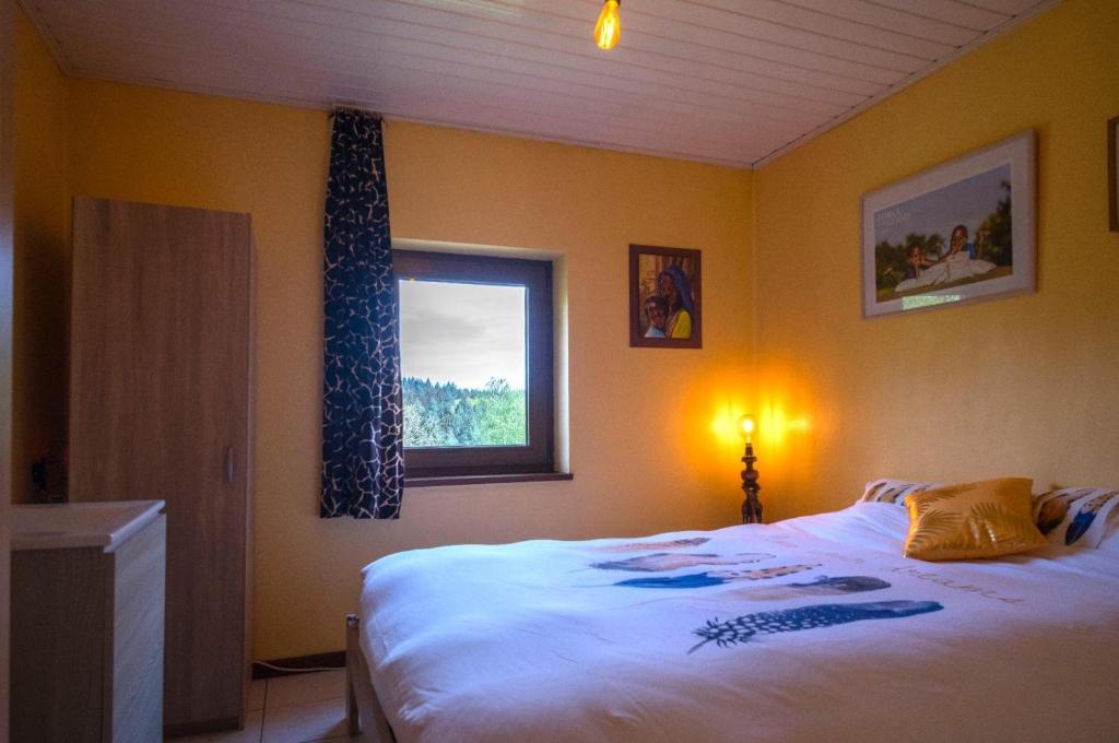 1 dormitorio con cama y ventana en The Little Paradise Naturist only! en Morville