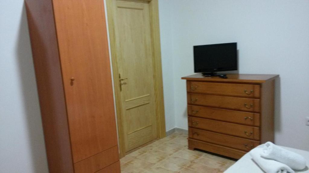 Televízia a/alebo spoločenská miestnosť v ubytovaní Hostal Virgen Del Pilar