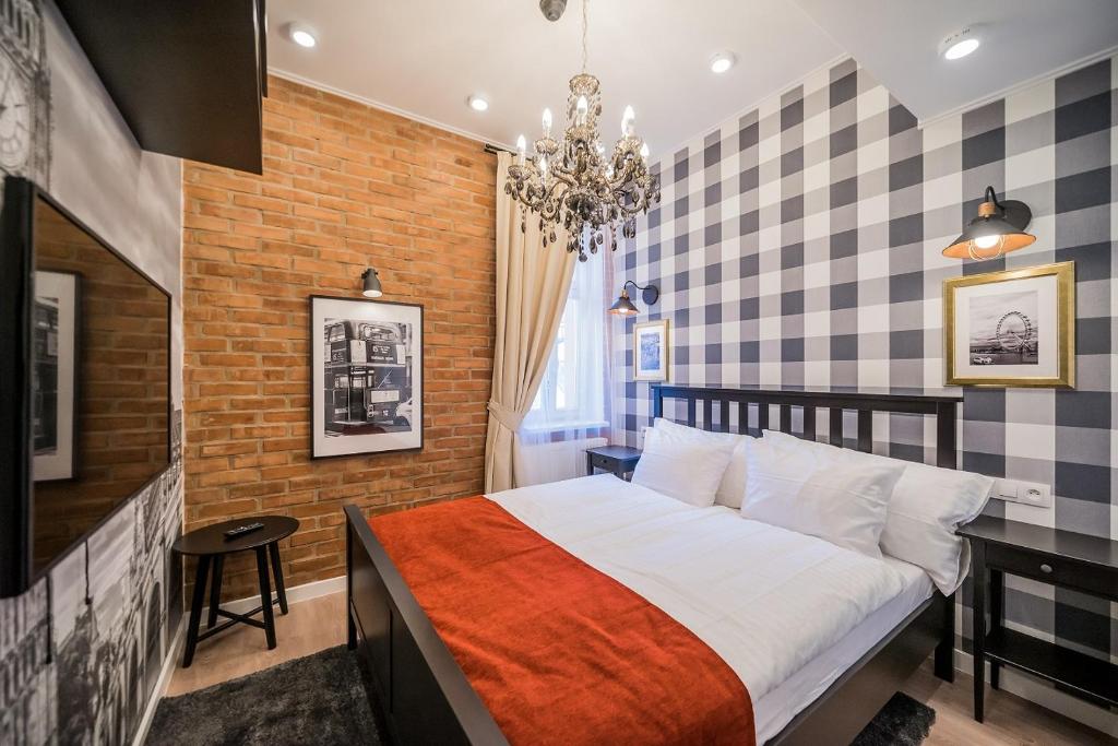 1 dormitorio con cama y pared de ladrillo en Revelton Studios Karlovy Vary en Karlovy Vary