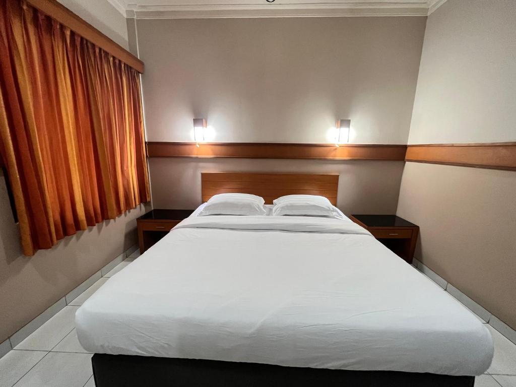 Postel nebo postele na pokoji v ubytování Hotel Caravan Tanah Abang