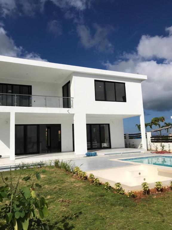 une maison blanche avec une piscine dans l'établissement VILLA FLORENCE HOYO CACAO, à Las Terrenas