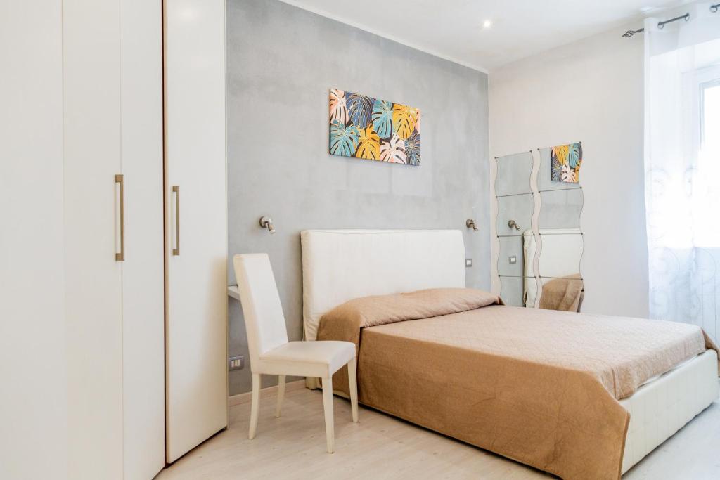 1 dormitorio pequeño con 1 cama y 1 silla en Casa Bruno, en Porto Santo Stefano