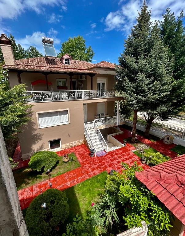 Luftaufnahme eines Hauses mit Garten in der Unterkunft Villa in Ptolemaida in Proástion