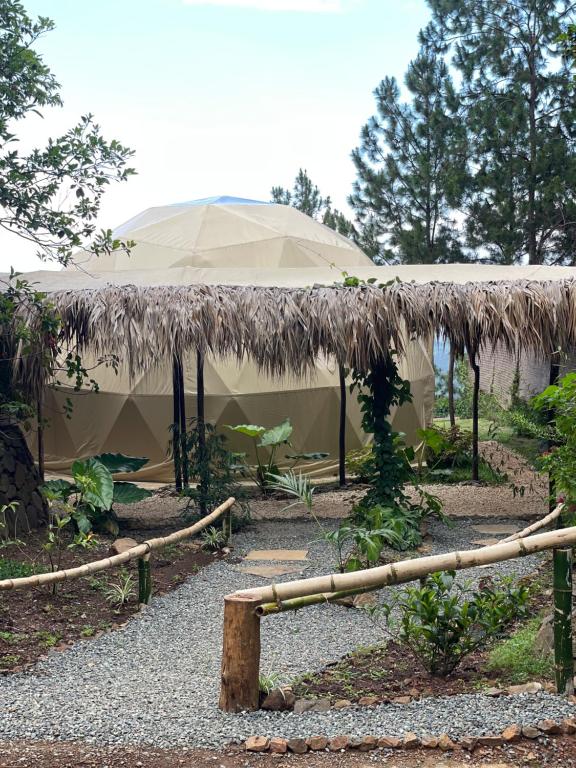 Zahrada ubytování NOMAD Domes at Salto Jimenoa, Jarabacoa