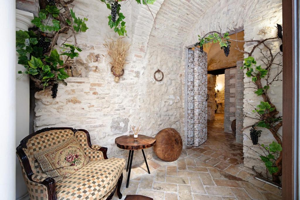 a living room with two chairs and a table at La cueva de medina-sidonia in Medina Sidonia