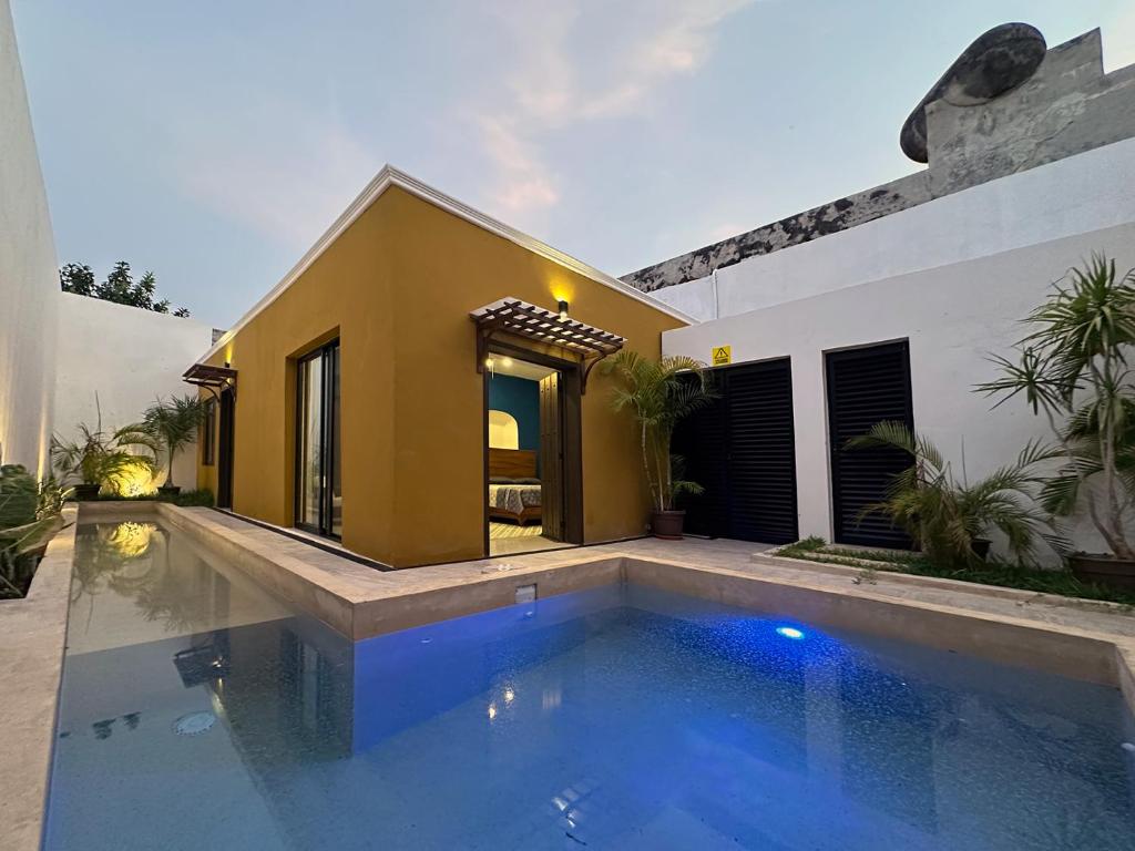 - une piscine en face d'une maison dans l'établissement Viveza - Downtown, à Campeche