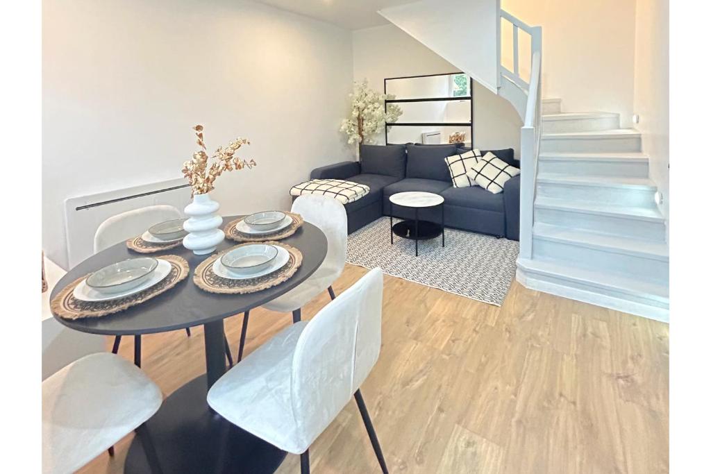 un salon avec une table et un canapé dans l'établissement Le Cosy - Centre ville Auxerre - Parking gratuit 50 m, à Auxerre