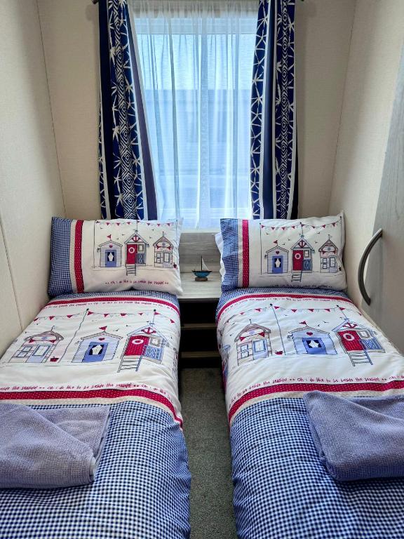 Postel nebo postele na pokoji v ubytování Stylish 3-bed Mobile Home on St Helen's Coastal Resort, Isle of Wight